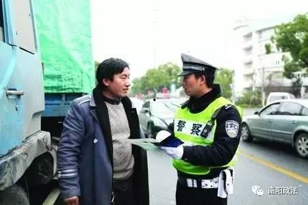 美国警察执法吃瓜群众,吃瓜群众围观现象解析