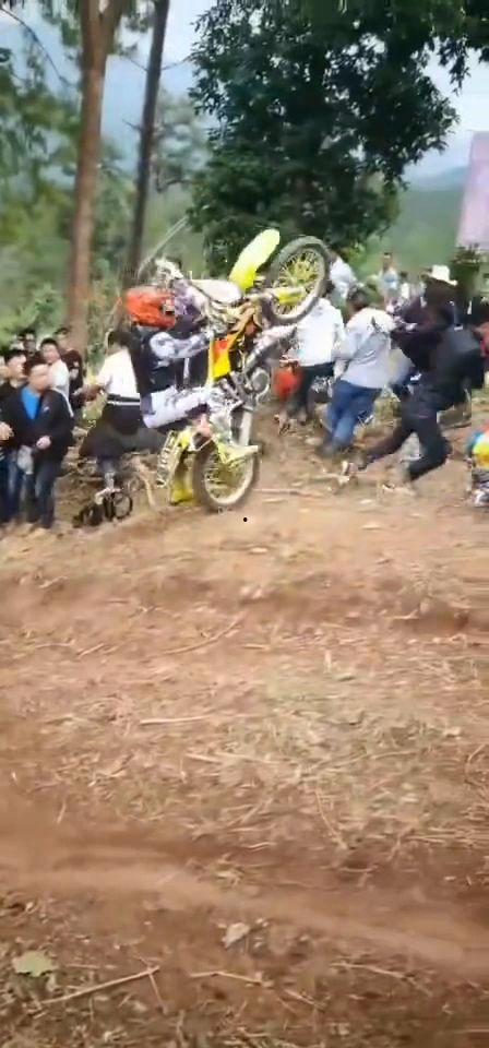 吃瓜群众围着看热闹,吃瓜群众的热闹现场揭秘