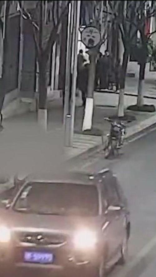 吃瓜群众围着看热闹,吃瓜群众的热闹现场揭秘