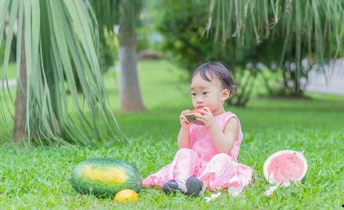 孩子吃瓜姿势,揭秘孩子吃瓜的独特姿势