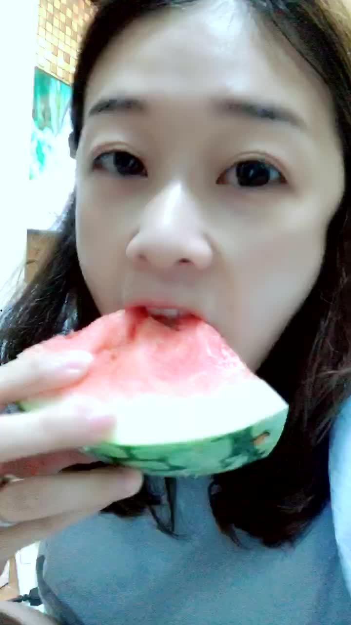 美女吃小瓜,美女邂逅甜蜜小瓜时光